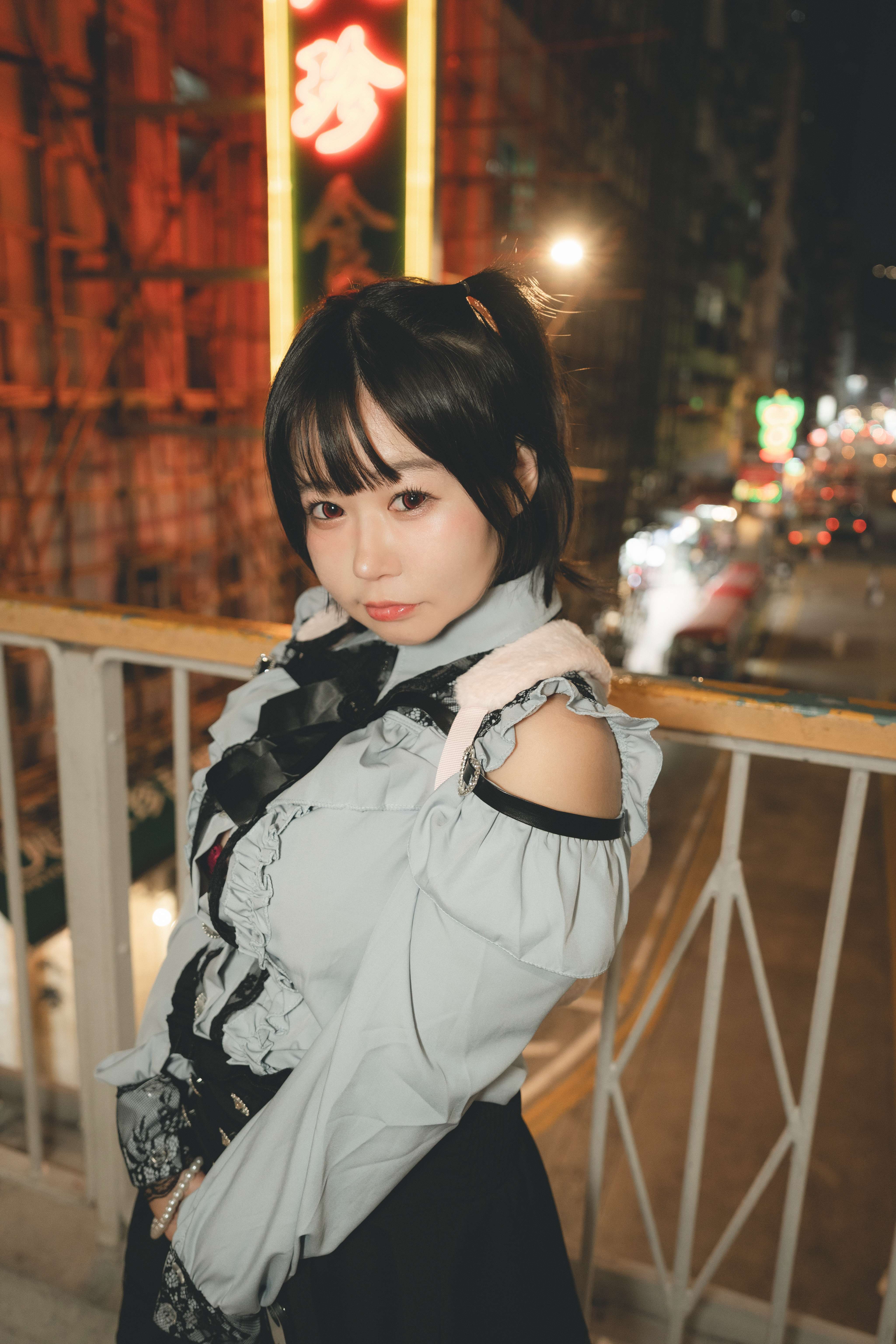 ツジ・ルイス — 夜の歩道橋でのポートレート